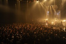 「BAND-MAID お給仕TOUR Autumn-Winter 2017『燃えるの？萌えないの？どっちなの!?』」新木場STUDIO COAST公演の様子。（Photo by masanori fujikawa）