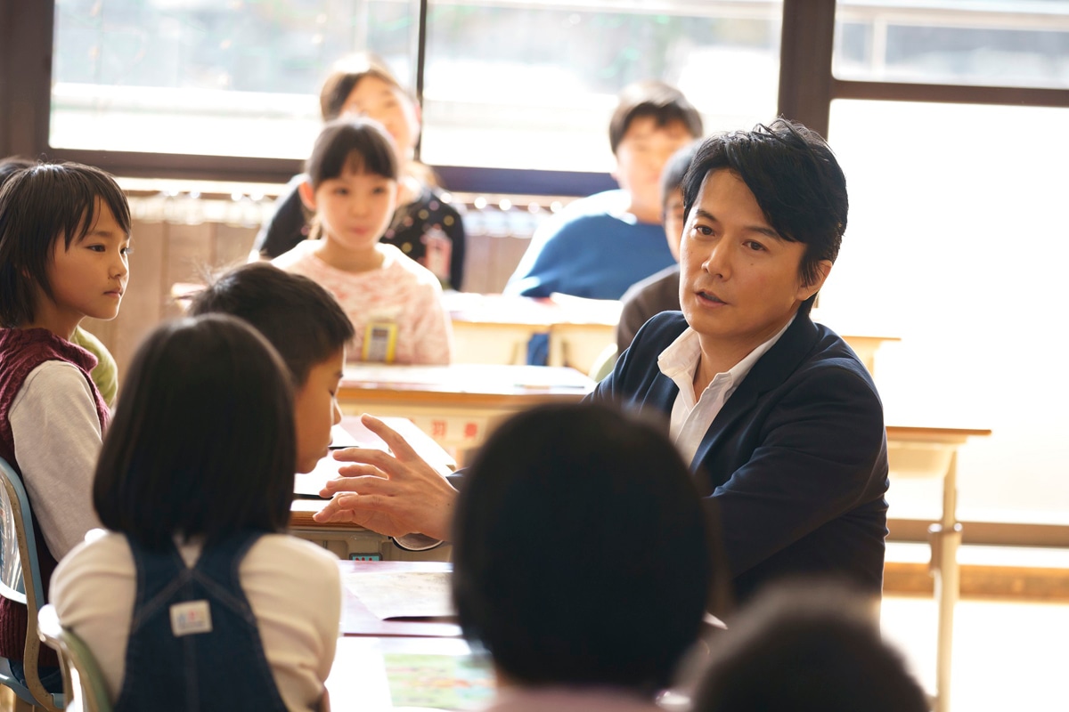 母校を訪れた福山雅治（右）。