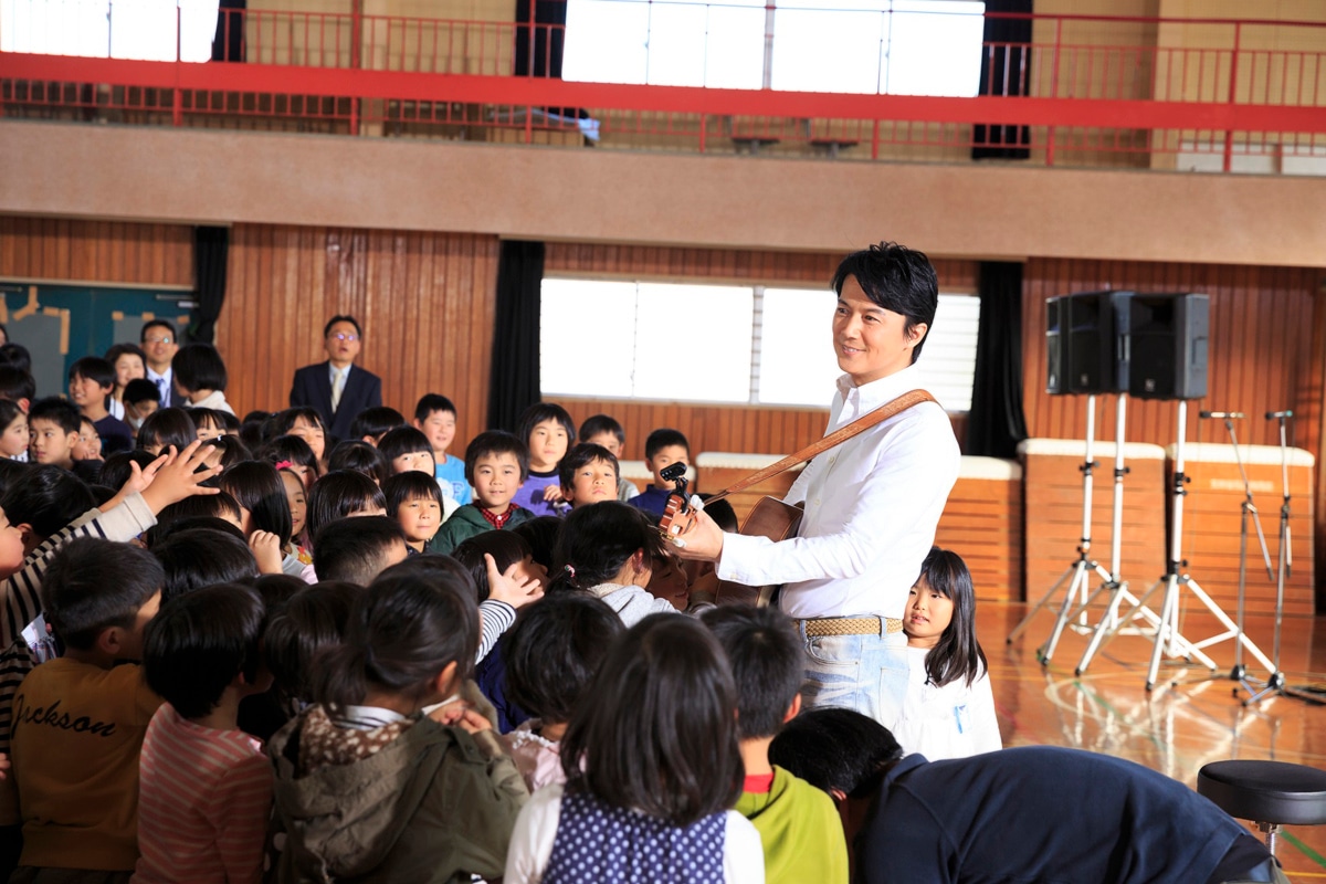 全校生徒の前で「トモエ学園」を歌う福山雅治。