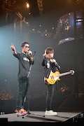 人気画像10位は「コブクロ、たまアリツアーファイナルで新曲続々お披露目『僕らが一番感動しました』」より、コブクロ。(写真提供:ワーナーミュージック・ジャパン)