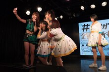 左より写メを撮影するアプガ（仮）の森咲樹とアプガ（2）。（写真提供：YU-Mエンターテインメント）