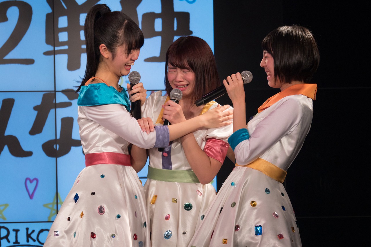 リーダー就任を告げられ号泣する高萩（中央）。（写真提供：YU-Mエンターテインメント）