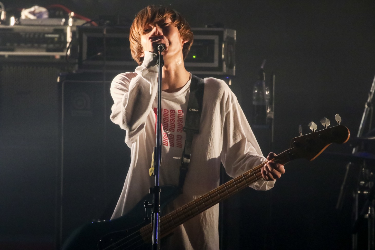 アマダシンスケ（B, Vo / FOMARE）（Photo by Viola Kam [V'z Twinkle]）