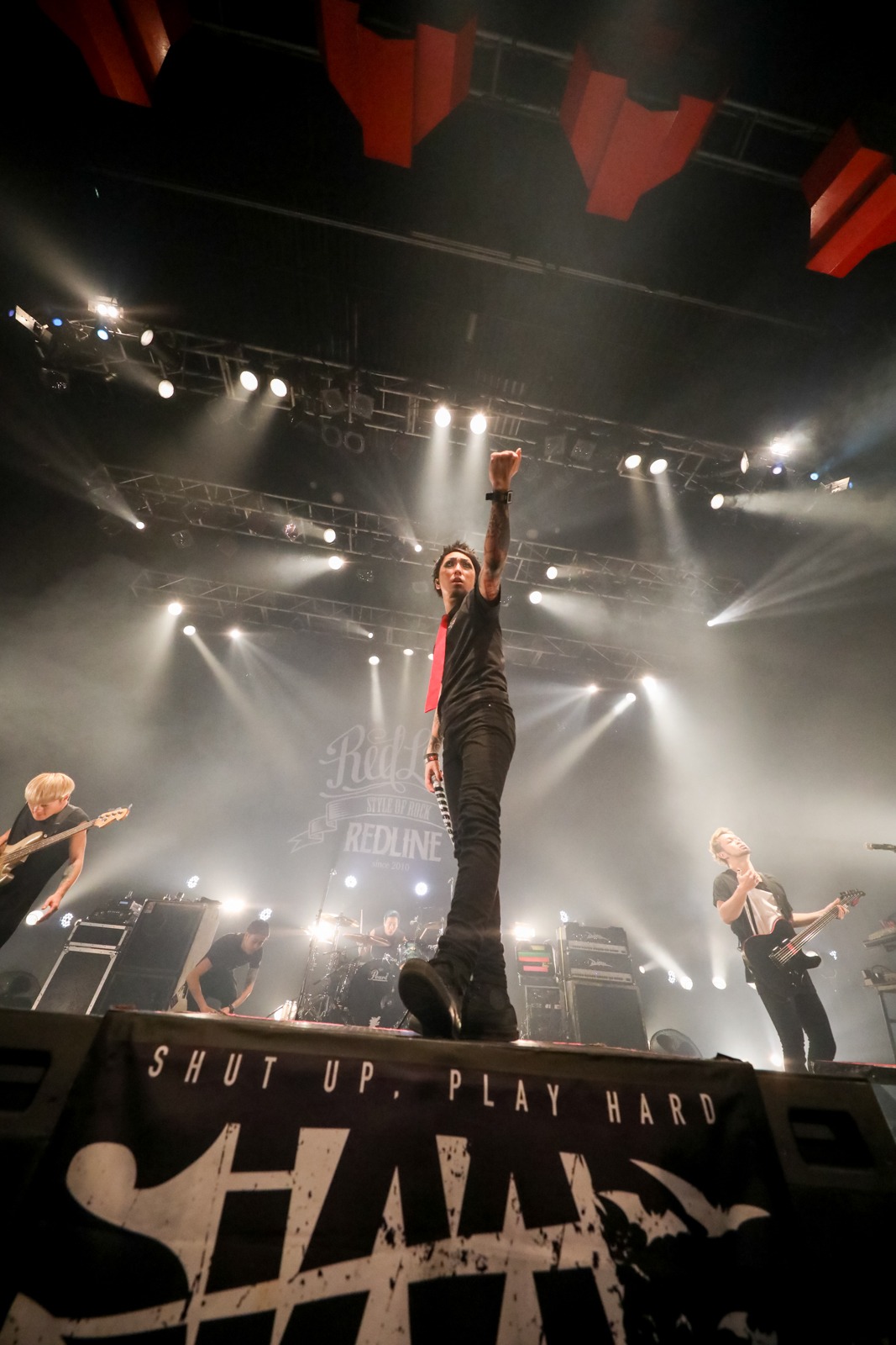 「REDLINE TOUR 2017」SiMのライブの様子。（Photo by Viola Kam [V'z Twinkle]）