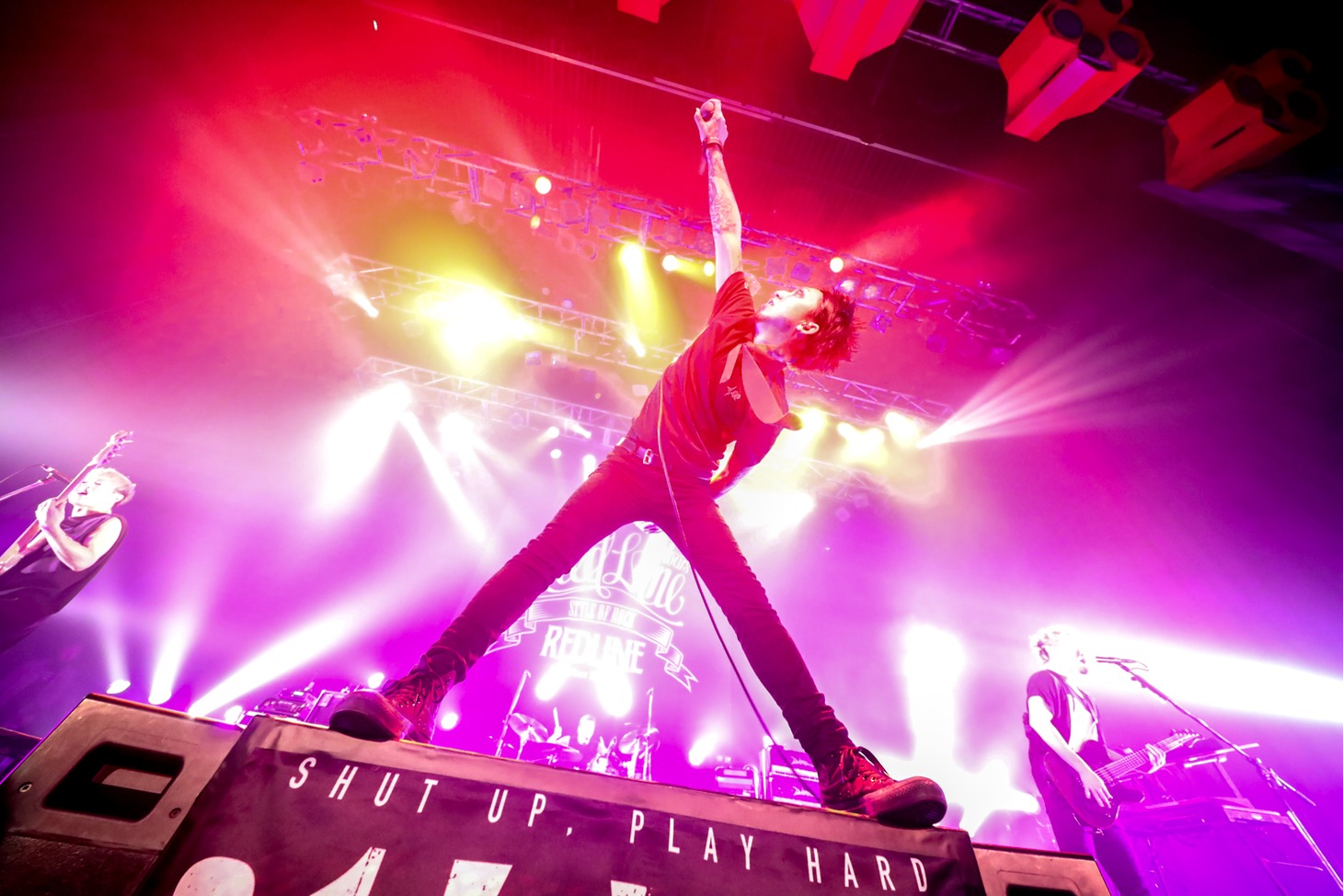 「REDLINE TOUR 2017」SiMのライブの様子。（Photo by Viola Kam [V'z Twinkle]）