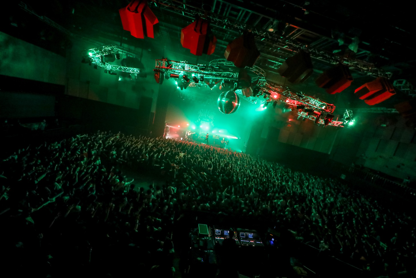 「REDLINE TOUR 2017」SiMのライブの様子。（Photo by Viola Kam [V'z Twinkle]）