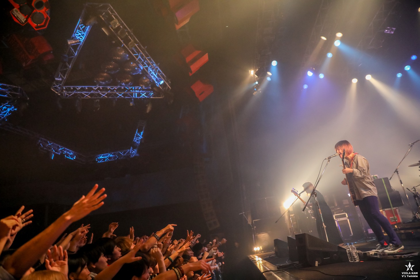「REDLINE TOUR 2017」yonigeのライブの様子。（Photo by Viola Kam [V'z Twinkle]）