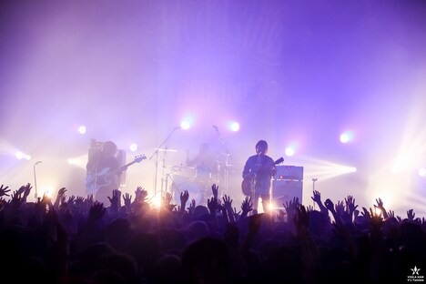 「REDLINE TOUR 2017」yonigeのライブの様子。（Photo by Viola Kam [V'z Twinkle]）