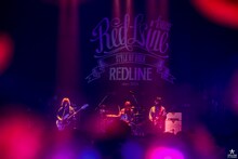 「REDLINE TOUR 2017」yonigeのライブの様子。（Photo by Viola Kam [V'z Twinkle]）