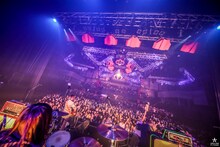 「REDLINE TOUR 2017」yonigeのライブの様子。（Photo by Viola Kam [V'z Twinkle]）