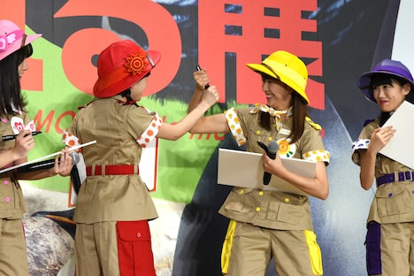 ペンのキャップを開こうとするおひさまかなこちゃんとたんぽぽしおりん。