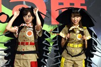 ダンゴムシに扮するおひさまかなこちゃん、たんぽぽしおりん。