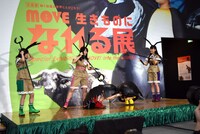 アリとダンゴムシに扮するももくろちゃんZ。