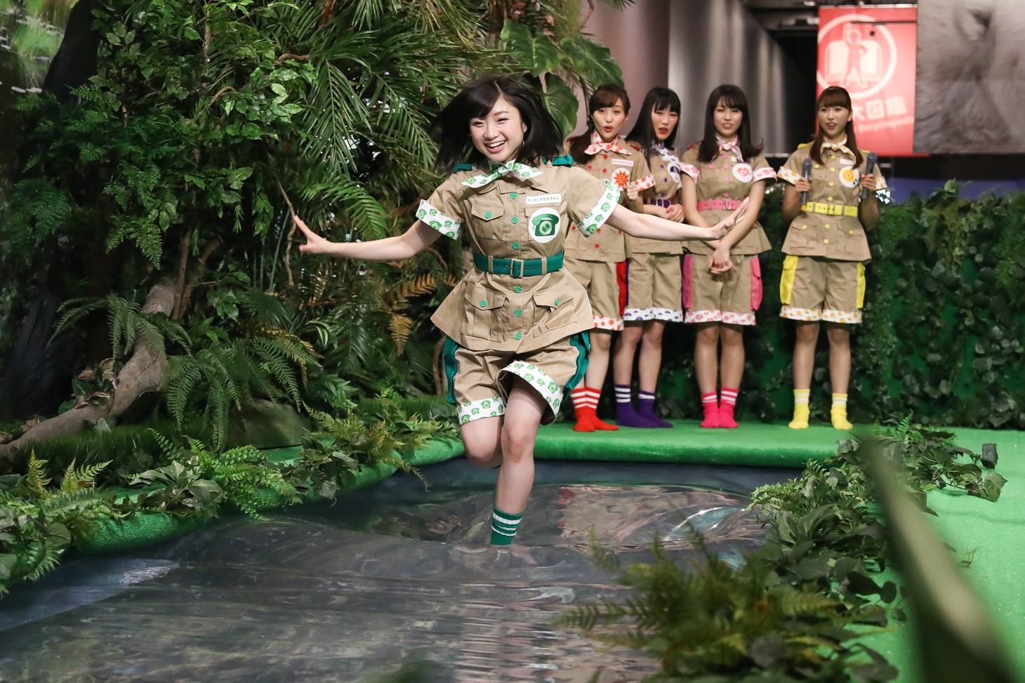 水上を走るもしもしももかちゃん。