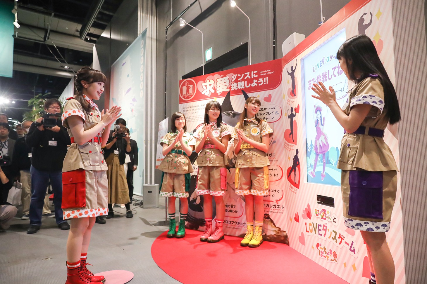 体験展示「ももくろちゃんZと！ LOVEダンスゲーム」デモンストレーションの様子。