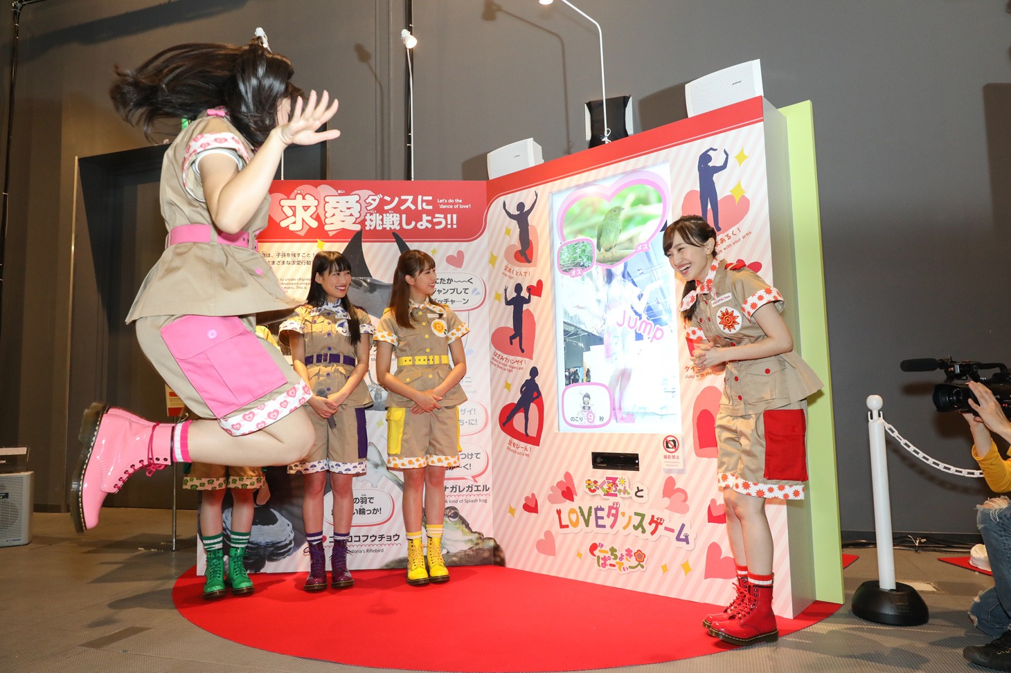 体験展示「ももくろちゃんZと！ LOVEダンスゲーム」デモンストレーションの様子。