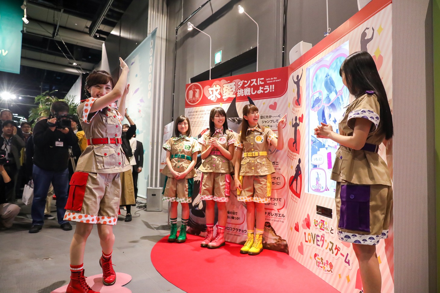 体験展示「ももくろちゃんZと！ LOVEダンスゲーム」デモンストレーションの様子。