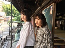 柏木由紀と渡辺麻友。(c)TBS