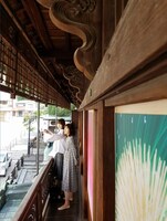 柏木由紀と渡辺麻友。(c)TBS