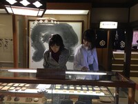 渡辺麻友と柏木由紀。(c)TBS