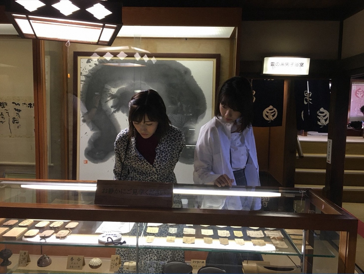 渡辺麻友と柏木由紀。(c)TBS