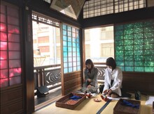 渡辺麻友と柏木由紀。(c)TBS