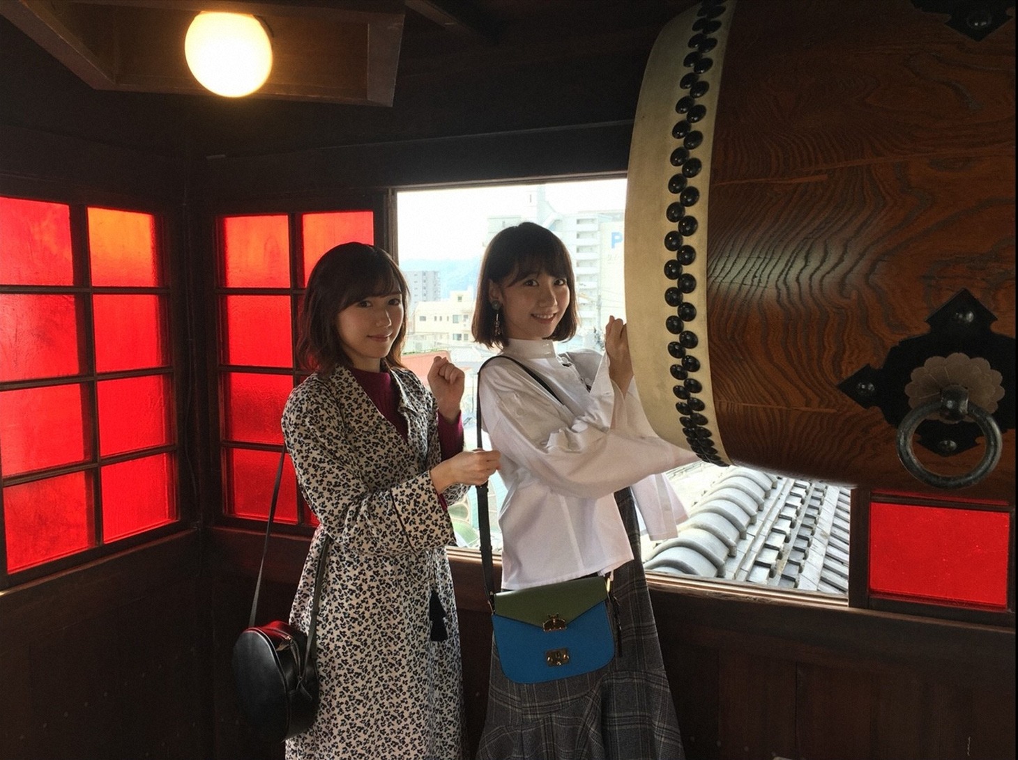 人気画像6位は「AKB48柏木由紀＆渡辺麻友、初めての2人旅で愛媛を満喫」より、渡辺麻友と柏木由紀。(c)TBS