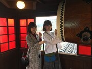 人気画像6位は「AKB48柏木由紀&渡辺麻友、初めての2人旅で愛媛を満喫」より、渡辺麻友と柏木由紀。(c)TBS