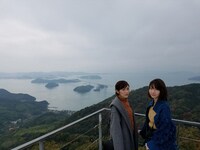 渡辺麻友と柏木由紀。(c)TBS