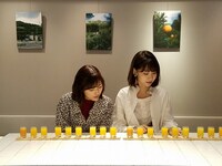 渡辺麻友と柏木由紀。(c)TBS