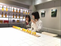 渡辺麻友と柏木由紀。(c)TBS