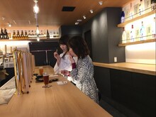 柏木由紀と渡辺麻友。(c)TBS