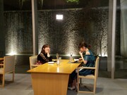 渡辺麻友と柏木由紀。(c)TBS