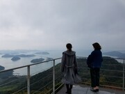 渡辺麻友と柏木由紀。(c)TBS