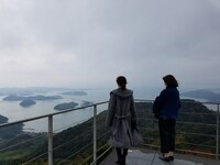 渡辺麻友と柏木由紀。(c)TBS