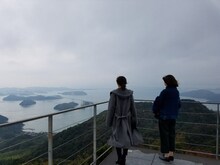 渡辺麻友と柏木由紀。(c)TBS