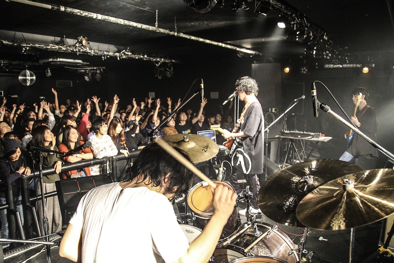 Yap!!!ゆかりある面々招いた東名阪ツアー、石毛の“元恋人”アベンズとのツーマンで幕