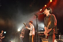 モノブライト「monobright × MONOBRIGHT × モノブライト 2007-2017」初日公演の様子。