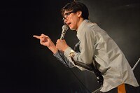 フロアを叱り飛ばす桃野陽介（Vo）。