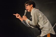 フロアを叱り飛ばす桃野陽介（Vo）。