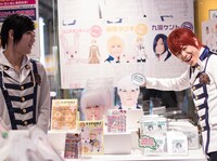 オリジナルグッズをアピールする朴ウィト（左）と神生アキラ（右）。