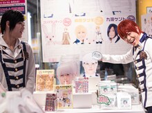 オリジナルグッズをアピールする朴ウィト（左）と神生アキラ（右）。