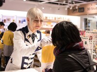 購入者に商品を手渡す泉奏。