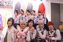 アルスメイトと記念撮影するアルスマグナ（前列）。