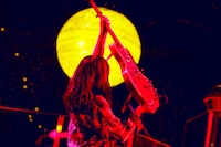 KUMI（Vo, G）（撮影：岡田貴之）