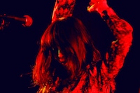 KUMI（Vo, G）（撮影：岡田貴之）