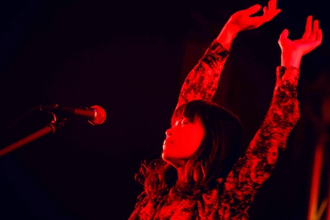 KUMI（Vo, G）（撮影：岡田貴之）