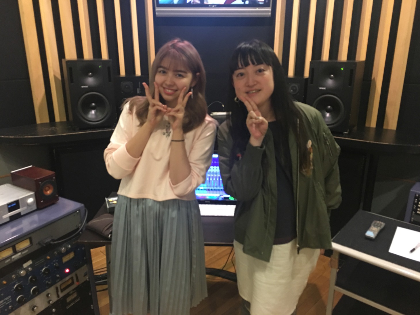 左からメロディー・チューバックと能町みね子。