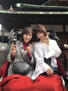 渡辺麻友と柏木由紀。(c)TBS