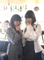 渡辺麻友と柏木由紀。(c)TBS